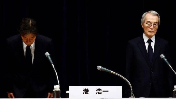 Fuji TV's president Koichi Minato (left) and chairman Shuji Kano (right) bowed during the press conference