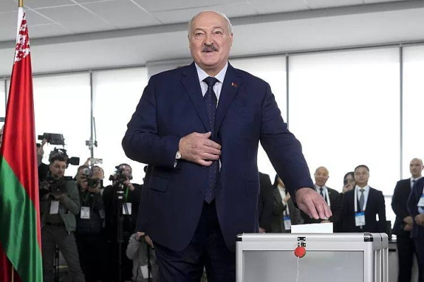 President Alexander Lukashenko casts his ballot at a polling station in Minsk, 26 January, 2025