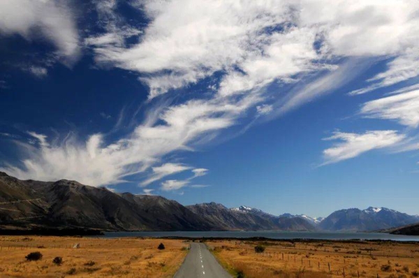 A country road leading to Lake Ohau, a glacial lake in the Mackenzie Basin of the South Island in New Zealand