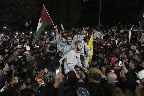 Crowds greet Palestinian prisoners after being released from Israeli prison in the West Bank city of Ramallah, 30 January, 2025