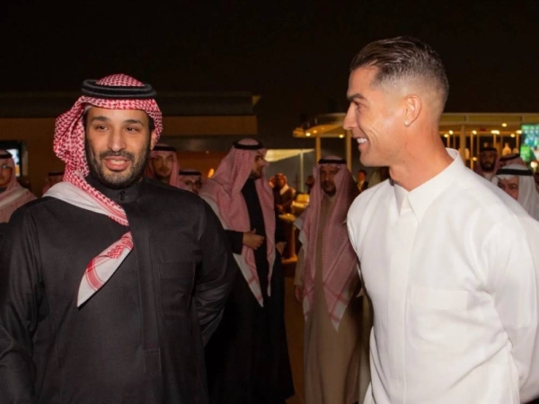 Cristiano Ronaldo stands beside Crown Prince Mohammed bin Salman, dressed in traditional Saudi attire.