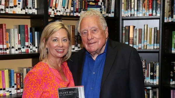 Clint Hill (R) and Lisa McCubbin at a book signing in 2016