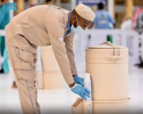 20,000 Zamzam water containers distributed at Grand Mosque for Ramadan