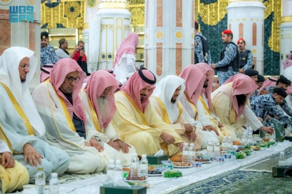 Emir of Madinah Prince Salman bin Sultan attend the iftar meal at the Prophet’s Mosque along with the imams of the mosque.

