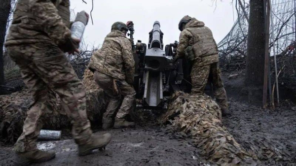 A Ukrainian artillery team in the Kharkiv region