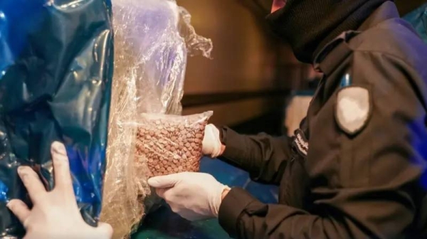 مسؤولو الجمارك يحبطون تهريب أكثر من 1.3 مليون حبة كابتون في ميناء الباثا