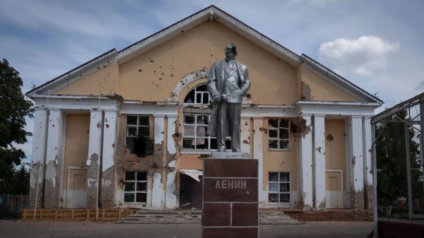 A damaged monument to Vladimir Lenin stands in a central square in Sudzha, Kursk region, in August 2024