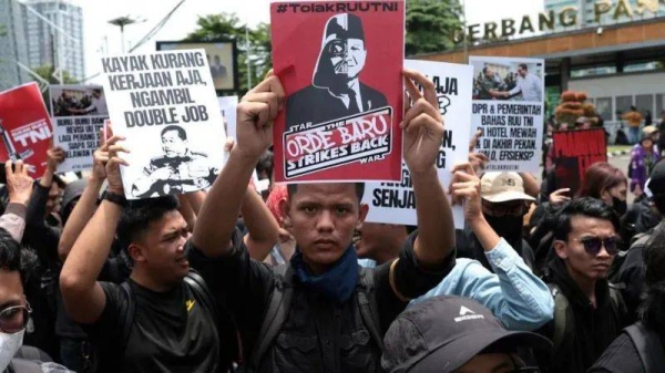 Critics warn that changes to Indonesia's military law could return Indonesia to the dark days of Suharto's military dictatorship regime