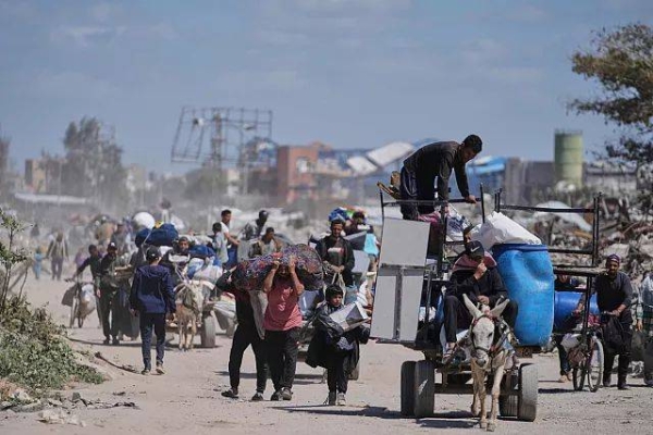 Displaced Palestinians travel from Beit Hanoun a day after Israel's renewed offensive in the Gaza Strip, 19 March, 2025