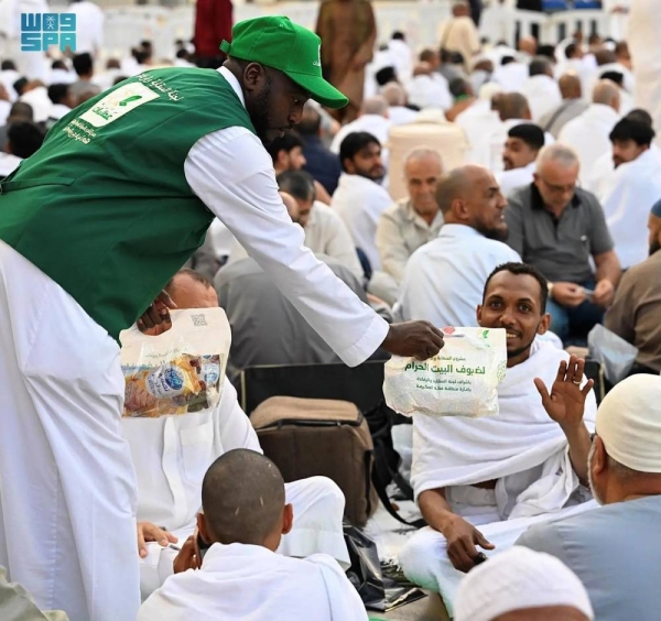 The General Authority for the Care of the Grand Mosque and the Prophet’s Mosque announced that it had distributed 17,020,216 iftar meals among worshipers at the Two Holy Mosques during the first 21 days of Ramadan.