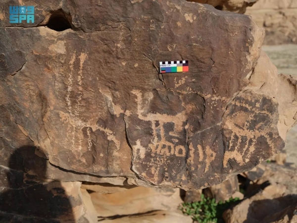 The exceptional archaeological findings that date back from the 4th century BC to the 1st century AD encompass early Arabic inscriptions alongside rock drawings of human and animal forms.
