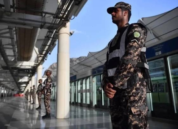 Hajj Security Forces in Makkah’s Al-Hijrah district have arrested 42 expatriates, holding various types of visit visas, for violating Hajj regulations.