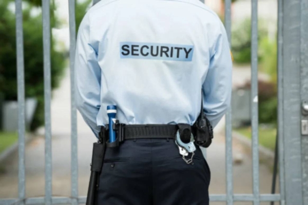 The amended article 15 requires 24-hour private civil security guards for certain types of commercial establishments, such as hotels, banks, exchanges and money transfer shops, hospitals, and gold and jewelry stores.