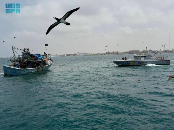 Border Guards in Qunfudhah rescue 10 Egyptians after their boat runs aground