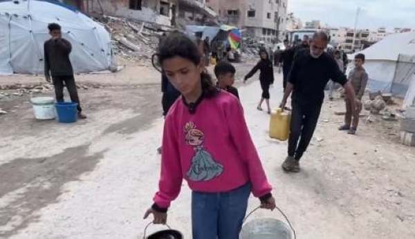 Sparing her father the strenuous work, young Jana carried two heavy buckets full of water all the way home,