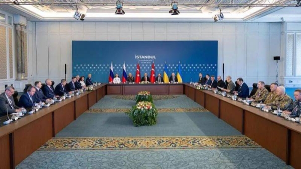 Russia's (left) and Ukraine's (right) negotiating teams with Turkish officials (center in Istanbul