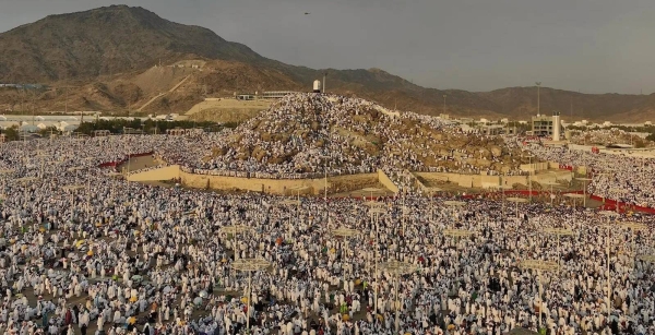 Jabal Al-Rahmah in Arafat welcomed large number of pilgrims who started gathering from early morning to pray and seek mercy and forgiveness.
