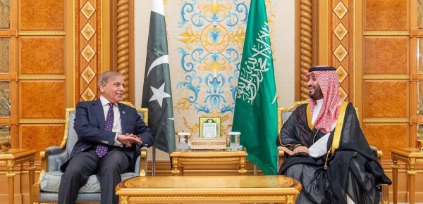 Pakistani and Iraqi PMs hail Saudi stance on conflict resolution during call with Crown Prince