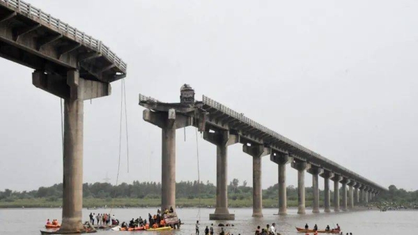 Survivors recall moment India bridge collapsed