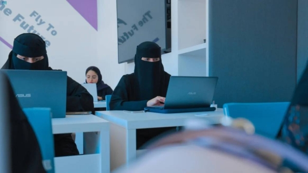 The data shows that 94.1% of establishments have a dedicated business email, and 70.3% maintain a mobile phone specifically for their operations.
