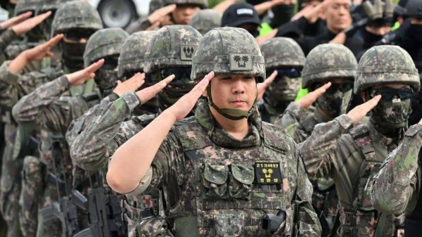 South Korea's military has fallen below the 500,000 threshold that experts say is needed to maintain defence readiness