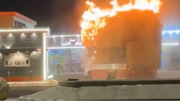 A young Saudi man staved off a disaster that could have claimed the lives of dozens of people when a fire broke out in a truck loaded with fodder at a gas station in Al-Jamsh town in the Al-Dawadmi governorate in the Riyadh region.