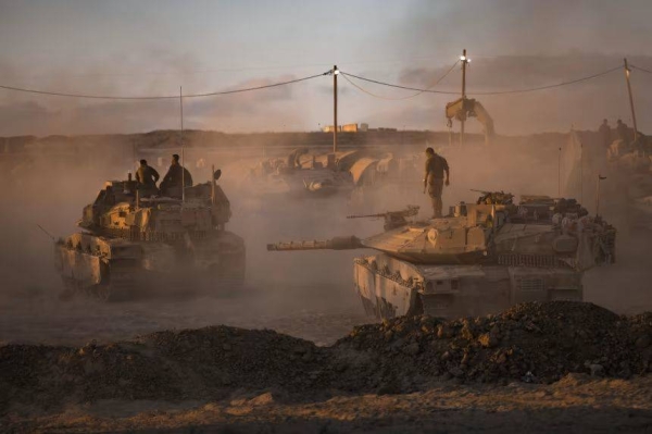 Israeli soldiers prepare tanks on August 18, 2025, near the Gaza Strip's northern border