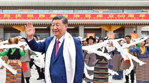 Xi Jinping waves at a crowd during a rally in Tibetan capital Lhasa