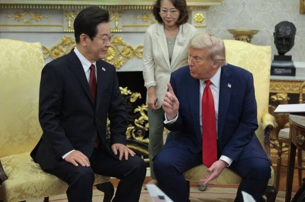 President Donald Trump (R) meets with President of South Korea Lee Jae Myung in the Oval Office at the White House on August 25, 2025