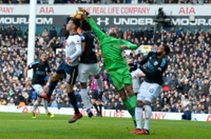 Tottenham Hotspur’s English midfielder Dele Alli (L) vies with West Bromwich Albion’s Argentinian midfielder Claudio Yacob (C) and West Bromwich Albion’s English goalkeeper Ben Foster during their English Premier League football match in London Saturday. - AFP