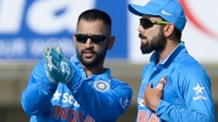 Mahendra Singh Dhoni (L) and Virat Kohli