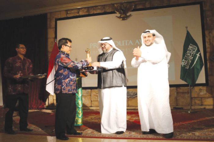 Indonesian Consul General M. Hery Saripudin presents the Primaduta Award 2016 to Muhammad Bawazier, CEO of Muhammad Bawazier for Trading (MBT), as Mazen Batterjee, JCCI deputy chairman, looks on. — Courtesy photo