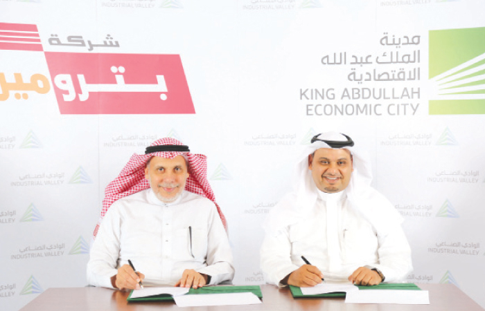 Rayan Qutub, CEO of the Industrial Valley, and Samir Nawar, Chief Executive Officer of Petromin, at the signing of agreement