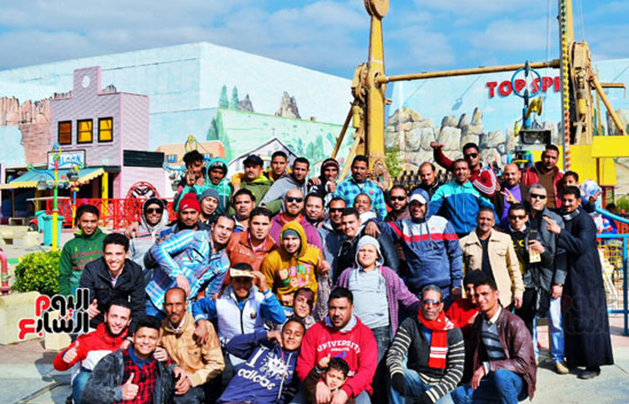 Factory owner surprises employees with day out in theme park