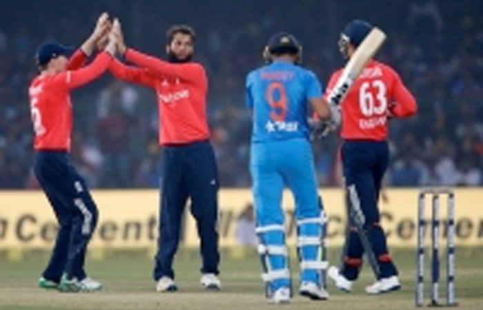 England’s Moeen Ali and captain Eoin Morgan celebrate the wicket of India’s Manish Pandey in Kanpur Wednesday. - Reuters