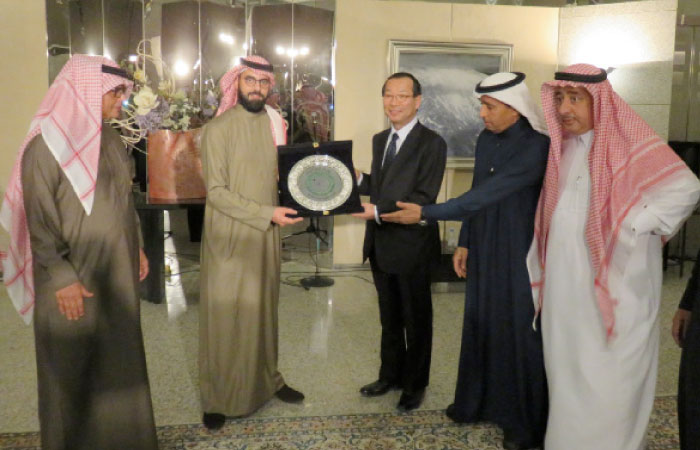 Japanese Ambassador Norihiro Okuda presents a memento to Prince Khalid Bin Bandar during the reception.