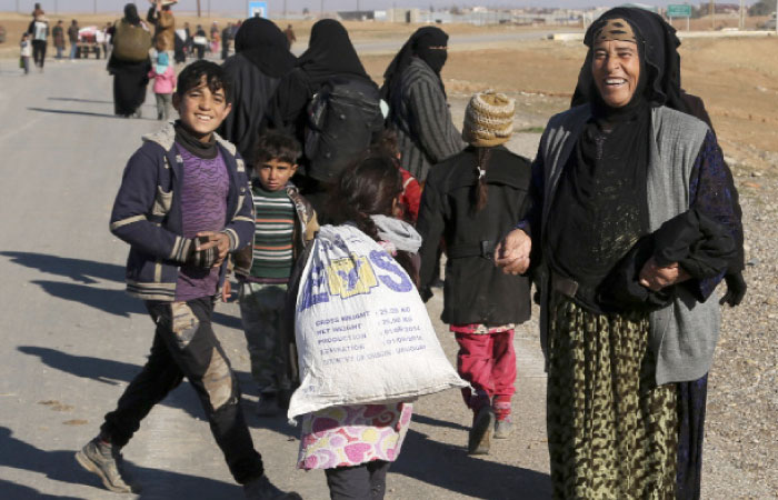 Civilians return to their liberated neighborhoods, in the eastern side of Mosul, Tuesday. The UN and several aid organizations say an estimated 750,000 civilians are still living under Daesh (the so-called IS) rule in Mosul despite recent advances by Iraqi forces. — AP