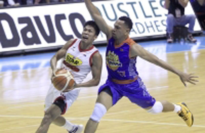 Star’s Mark Barroca drives to the basket pursued by TNT’s Jayson Castro in their PBA Philippine Cup game at the Smart-Araneta Coliseum Sunday night.