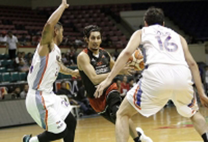 Mahindra’s Alex Mallari slices the NLEX defense of Glenn Khobuntin (L) and Raul Soyud (R) in their PBA Philippine Cup game at the Cuneta Astrodome Friday night.