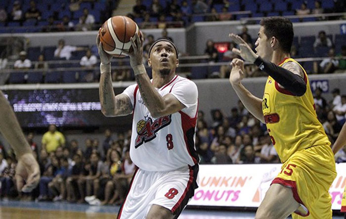 Alaska's Calvin Abueva challenges the defense of Star's Marc Pingris in the PBA Philippine Cup at the Smart-Araneta Coliseum Wednesday night.