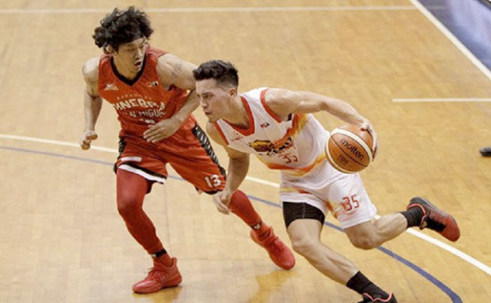 Phoenix's Matthew Wright goes for a drive against Ginebra's Jayjay Helterbrand in their PBA Philippine Cup game on Sunday night at the Philsports Arena. — SG photo