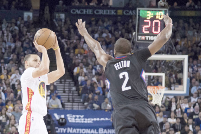 Golden State Warriors guard Stephen Curry (30) shoots the basketball against Los Angeles Clippers guard Raymond Felton (2) during the third quarter at Oracle Arena. The Warriors defeated the Clippers 144-98. — Reuters