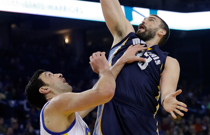 Memphis Grizzlies’ Marc Gasol (R) shoots over Golden State Warriors’ Zaza Pachulia during their NBA game in Oakland Friday. — AP