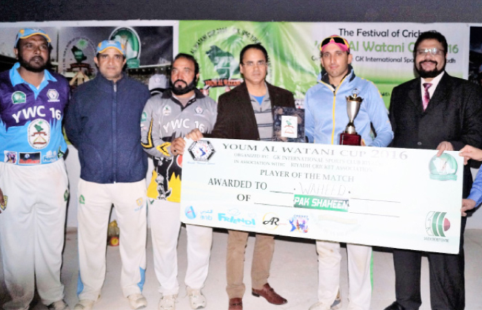 Abdul Waheed of Pak Shaheen receiving the Player-of-Match award and gift hamper from Mohammed Anwar, patron and chairman of RCA, and Asifuddeen Soheil, media budget controller of Mobily.