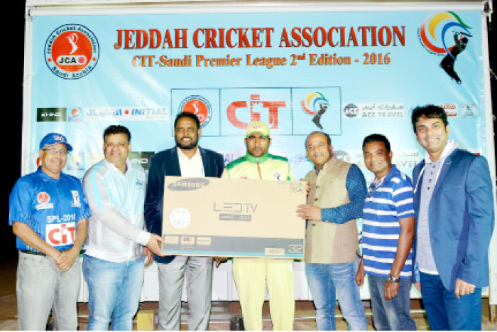 Asif Rameez Daudi, officials and guests handing over Player-of-the-Week award to Irfan of MCH Premier.
