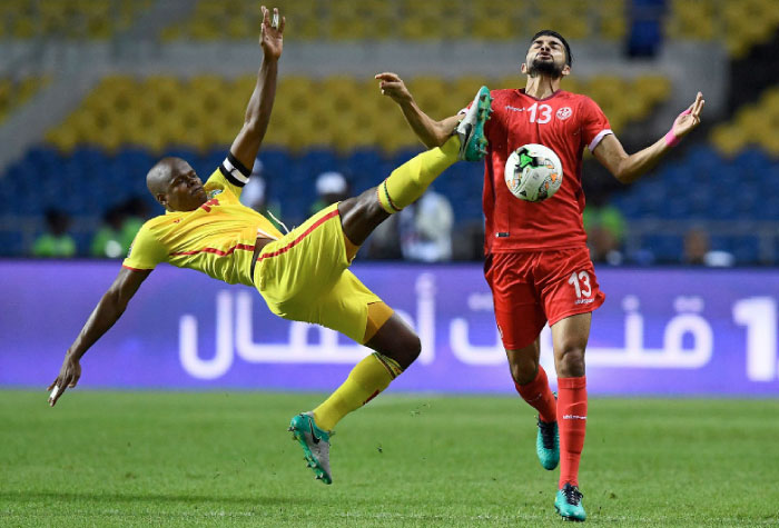 Zimbabwe’s midfielder Willard Katsande challenges Tunisia’s midfielder Ferjani Sassi (R) during their 2017 Africa Cup of Nations match in Libreville Monday. - AFP