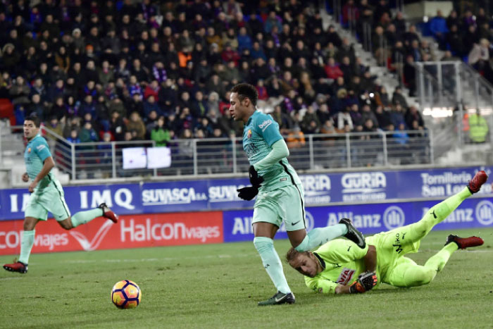 FC Barcelona’s Neymar Jr. tries to control the ball beside goalkeeper Yoel Rodriguez during their Spanish La Liga match against Eibar in Eibar, northern Spain, Sunday. - AP