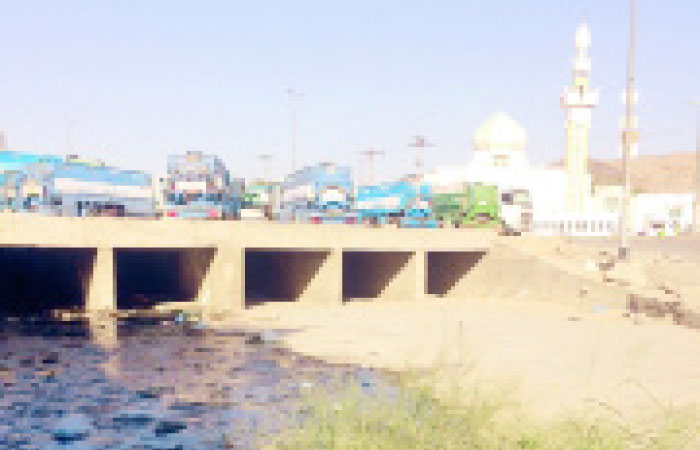 The sewage near Miqat Mosque. It spreads bad smell, causing environment pollution and creates problems for thousands of pilgrims who pass by the area to pray and put on their ihrams. — Okaz photo