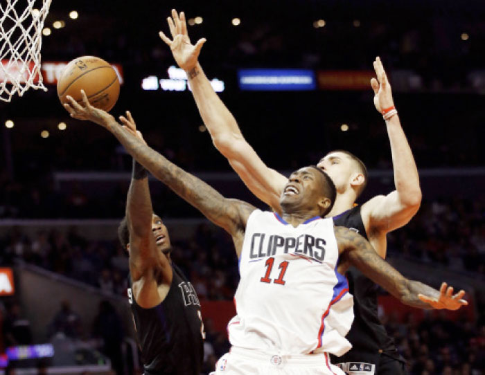 Los Angeles Clippers’ guard Jamal Crawford (No. 11) drives to the basket for a shot against Phoenix Suns’ guard Eric Bledsoe (L) and center Alex Len (R) of Ukraine during the second half of their NBA game in Los Angeles Monday. - AP