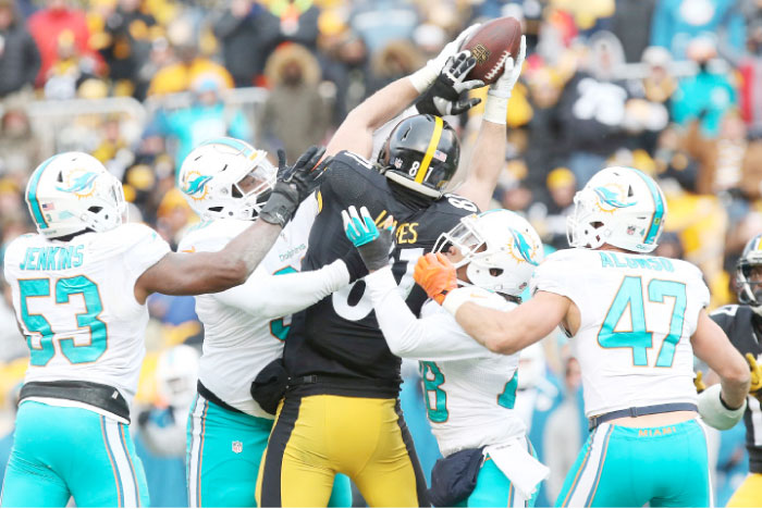 Pittsburgh Steelers’ tight end Jesse James (No. 81) catches the ball against the Miami Dolphins during the first half of their AFC wildcard playoff football game at Heinz Field Sunday. - Reuters